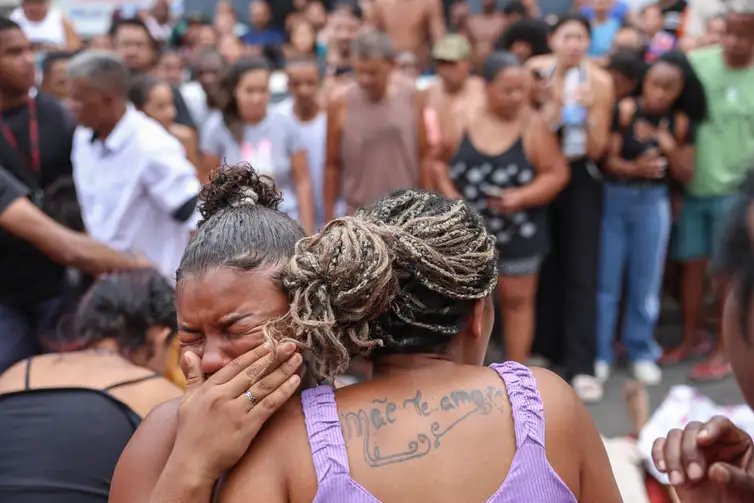 Tomaz Silva/Agência Brasil Rio de Janeiro (RJ), 22/12/2025 - Retrospectiva 2025 - Foto feita em 28/10/2025 - Dezenas de corpos são trazidos por moradores para a Praça São Lucas, na Penha, zona norte do Rio de Janeiro. Operação Contensçao.
Foto: Tomaz Silva /Agência Brasil