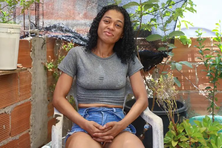 Tomaz Silva/Agência Brasil Rio de Janeiro (RJ), 15/01/2026 – Fernanda da Silva Martins posa para fotografia durante entrevista à Agência Brasil, no Complexo da Penha, na zona norte do Rio de Janeiro. Foto: Tomaz Silva/Agência Brasil