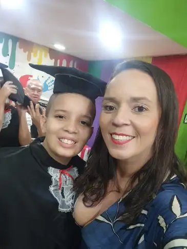 Rio de Janeiro (RJ), 09/01/2026 - Brasileiros vão reaproveitar material escolar na volta às aulas 2026. Priscilla Pires e o seu filho Gabriel. Foto: Priscilla Pires/Arquivo Pessoal