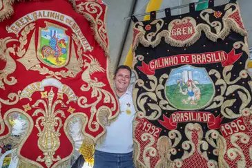 Joédson Alves/Agência Brasil Brasília (DF), 15/02/2026 - Organizador do bloco, Sérgio Brasiel fala com Agência Brasil durante carnaval de rua, bloco Galinho.
Foto: Joédson Alves/Agência Brasil