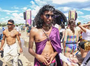 Brasília (DF), 14/02/2026 – O estudante Alasca Ricart fala com Agência Brasil, durante apresentação do Bloco do Amor no museu da republica.
Foto: Valter Campanato/Agência Brasil