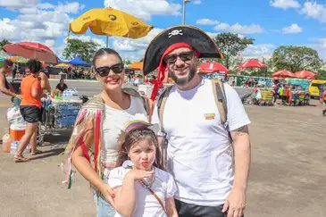 Brasília (DF), 14/02/2026 – A família Ricardo Mauricio com sua esposa e filha fala com Agência Brasil, durante apresentação do Bloco do Amor no museu da republica.
Foto: Valter Campanato/Agência Brasil