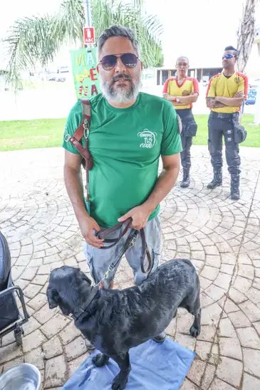 Valter Campanato/Agência Brasil Brasília (DF), 16/02/2026 – O deficiente visual, Thiago Vieira fala com Agência Brasila durante apresentação do Bloco de carnaval Deficiente é a mãe, na torre de TV.
Foto: Valter Campanato/Agência Brasil