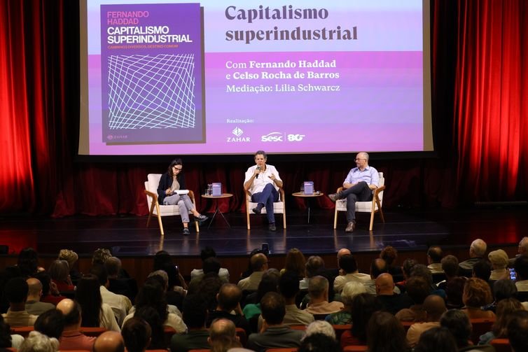 São Paulo (SP), 07/02/2026 - Lançamento do livro Capitalismo Superindustrial, do ministro da Fazenda Fernando Haddad, pela Companhia das Letras, com Celso Rocha de Barros e mediação de Lilia Schwarcz, no Sesc 14 Bis. Foto: Rovena Rosa/Agência Brasil