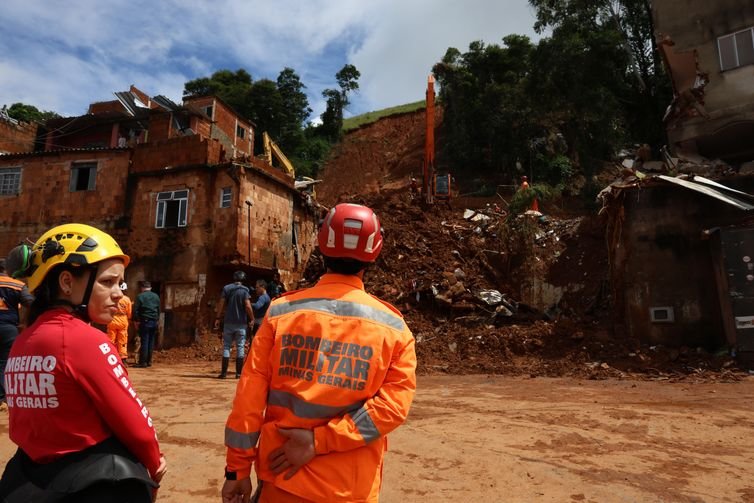 Juiz de Fora (MG), 27/02/2026 - Buscas pela última criança desaparecida no deslizamento de terra ocorrido durante tempestade da noite de segunda-feira, 22 de fevereiro, que vitimou 21 pessoas e deixou várias casas destruídas no bairro Jardim Burnier. Foto: Rovena Rosa/Agência Brasil