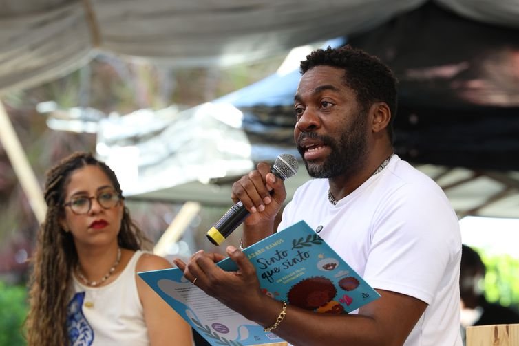 Salvador (BA), 08/08/2025 - O ator e escritor Lázaro Ramos conversa sobre literatura e os livros lançados por ele no espaço infantil Maber Velloso durante a Festa Literária Internacional do Pelourinho - Flipelô, no centro histórico de Salvador. Foto: Rovena Rosa/Agência Brasil
