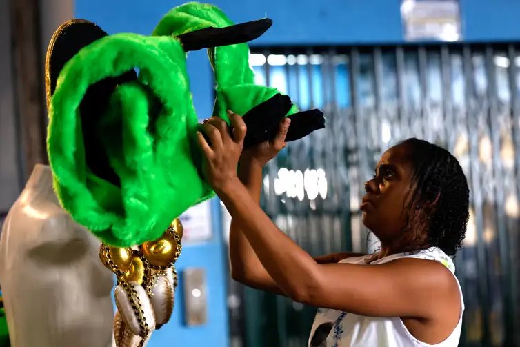 Tânia Rêgo/Agência Brasil Rio de Janeiro (RJ), 07/02/2025 - Confecção de fantasias para o carnaval no barracão da escola de samba Beija-Flor de Nilópolis, na Cidade do Samba, zona portuária. Foto: Tânia Rêgo/Agência Brasil