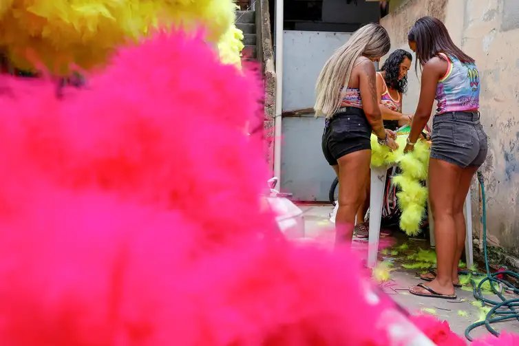 Tânia Rêgo/Agência Brasil Rio de Janeiro (RJ), 06/02/2026 - Turma de bate-bola feminino, Brilhetes de Anchieta, se prepara para o carnaval 2026, em Anchieta, zona norte da cidade. Foto: Tânia Rêgo/Agência Brasil