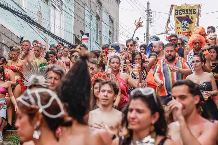Tânia Rêgo/Agência Brasil Rio de Janeiro (RJ), 08/02/2026 - Bloco latino tradicional do Rio, Bésame Mucho, desce ladeira do morro da Providência, no centro da cidade, com o tema da imigração e a revolta contra as sanções e perseguições impostas pelos Estados Unidos.
Foto: Tânia Rêgo/Agência Brasil