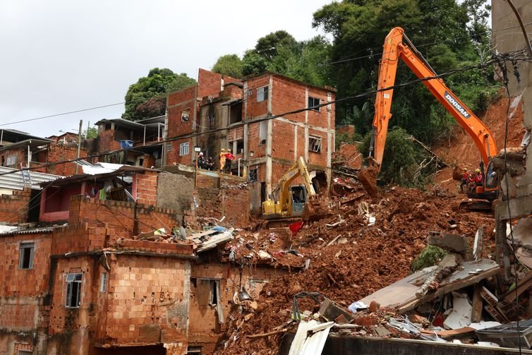 Juiz de Fora (MG), 27/02/2026 - Buscas pela última criança desaparecida no deslizamento de terra ocorrido durante tempestade da noite de segunda-feira, 22 de fevereiro, que vitimou 21 pessoas e deixou várias casas destruídas no bairro Jardim Burnier. Foto: Rovena Rosa/Agência Brasil