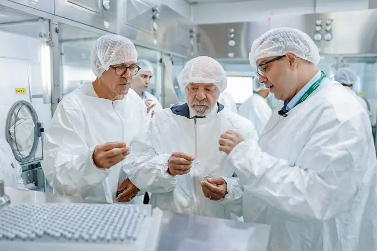 09.02.2026 - Presidente da República, Luiz Inácio Lula da Silva, durante visita ao Centro de Produção de Vacina contra a Dengue (PVD) do Instituto Butantan. São Paulo (SP) - Brasil

Foto: Ricardo Stuckert / PR