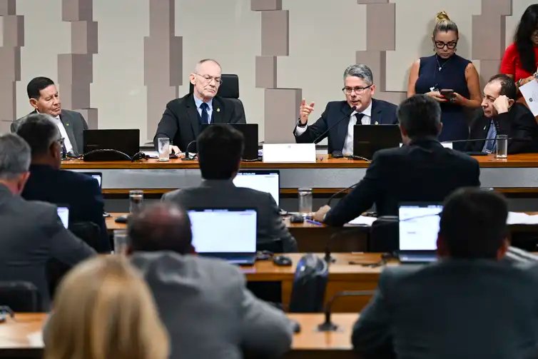 CPI do Crime Organizado (CPICRIME) realiza reunião para apreciação de requerimentos.

 

A finalidade da comissão é apurar a atuação, expansão e o funcionamento de organizações criminosas no território brasileiro, em especial de facções e milícias, de modo a permitir a identificação de soluções adequadas para o seu combate, especialmente por meio do aperfeiçoamento da legislação atualmente em vigor.

 

Mesa:

senador Esperidião Amin (PP-SC);

presidente da CPICRIME, senador Fabiano Contarato (PT-ES);

relator da CPICRIME, senador Alessandro Vieira (MDB-SE) em pronunciamento;

vice-presidente da CPICRIME, senador Hamilton Mourão (Republicanos-RS);

senador Jorge Kajuru (PSB-GO).

 

Foto: Saulo Cruz/Agência Senado