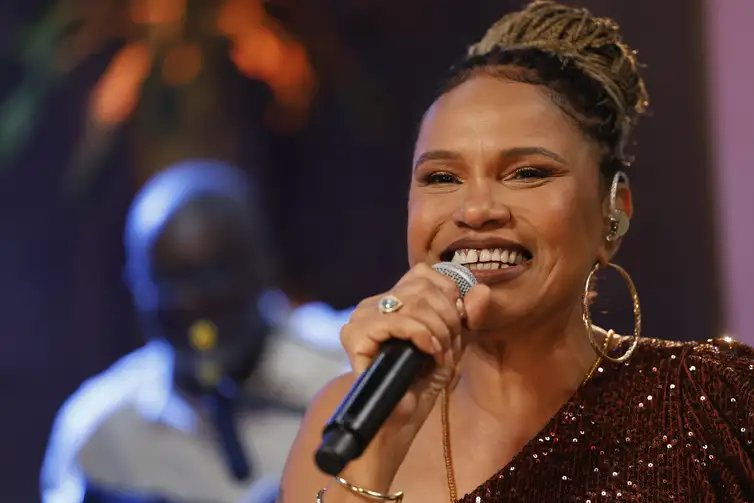 Fernando Frazão/Agência Brasil Rio de Janeiro (RJ) 13/08/2024 – Gravação do programa Samba na Gamboa, da TV Brasil, apresentado por Teresa Cristina, com o cantor Xande de Pilares. Foto: Fernando Frazão/Agência Brasil