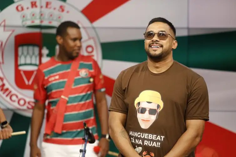 Rio de Janeiro (RJ), 03/02/2026 – Mestre Fafá e a bateria da escola de samba Acadêmicos do Grande Rio durante participação no programa Sem Censura, da TV Brasil. Foto: Fernando Frazão/Agência Brasil