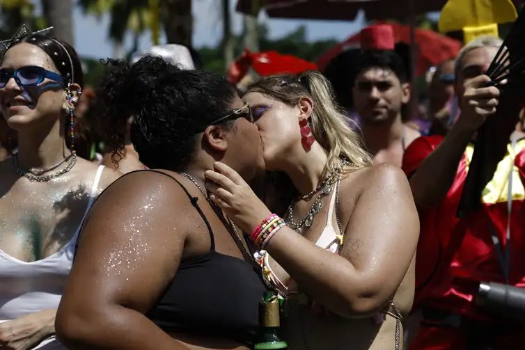 Rio de Janeiro (RJ), 15/02/2026 – Folionas se beijam durante apresentação do bloco Divinas Tretas, que toca com sua banda e atrai público LGBTQIAPN+ no Aterro do Flamengo. Foto: Fernando Frazão/Agência Brasil