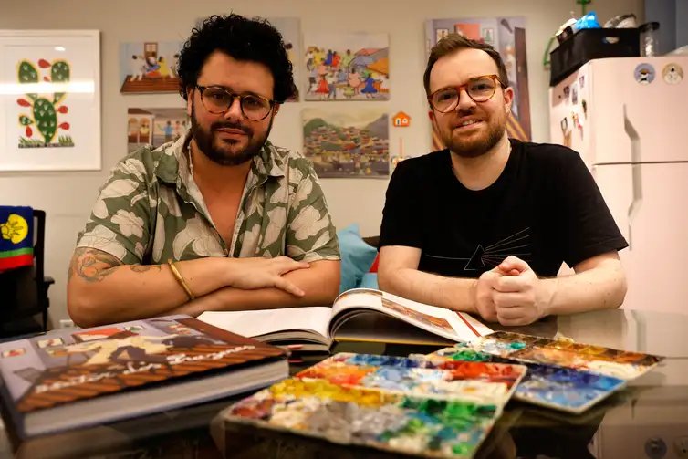 Tânia Rêgo/Agência Brasil Rio de Janeiro (RJ), 14/01/2026 - Gabriel Haddad e Leonardo Bora, carnavalescos da Unidos de Vila Isabel, que homenageará o multifacetado artista Heitor dos Prazeres em seu enredo para o Carnaval de 2026,, no barracão da escola, na Cidade do Samba. Foto: Tânia Rêgo/Agência Brasil