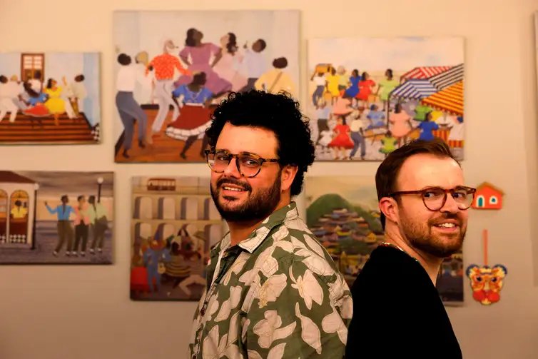 Tânia Rêgo/Agência Brasil Rio de Janeiro (RJ), 14/01/2026 - Gabriel Haddad e Leonardo Bora, carnavalescos da Unidos de Vila Isabel, que homenageará o multifacetado artista Heitor dos Prazeres em seu enredo para o Carnaval de 2026,, no barracão da escola, na Cidade do Samba. Foto: Tânia Rêgo/Agência Brasil