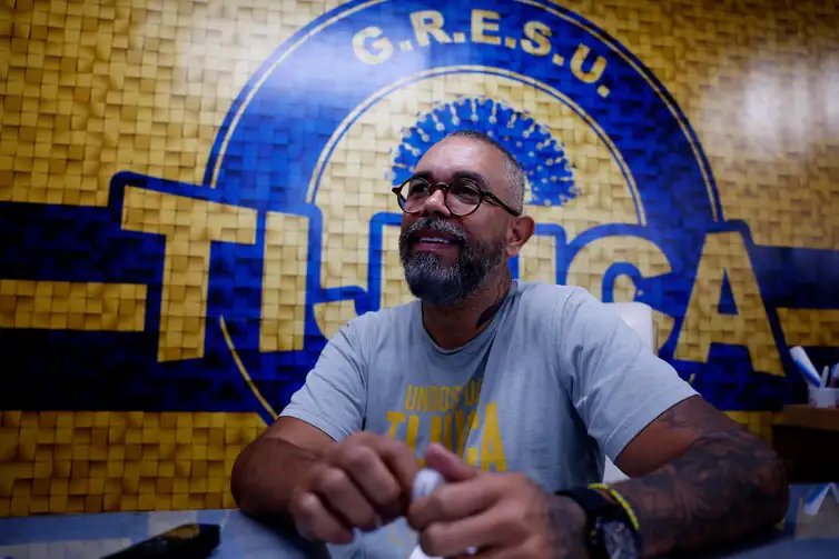 Tânia Rêgo/Agência Brasil Rio de Janeiro (RJ), 14/01/2026 - Edson Pereira, carnavalesco da Unidos da Tijuca, fala sobre o enredo do desfile de 2026 da escola que vai homenagear a escritora Carolina Maria de Jesus, no barracão da escola, na Cidade do Samba. Foto: Tânia Rêgo/Agência Brasil