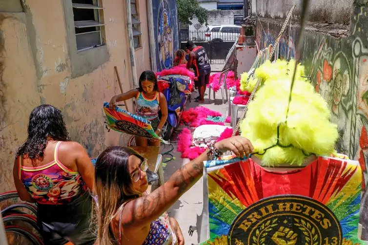 Rio de Janeiro (RJ), 06/02/2026 - Turma de bate-bola feminino, Brilhetes de Anchieta, se prepara para o carnaval 2026, em Anchieta, zona norte da cidade.  Foto: Tânia Rêgo/Agência Brasil