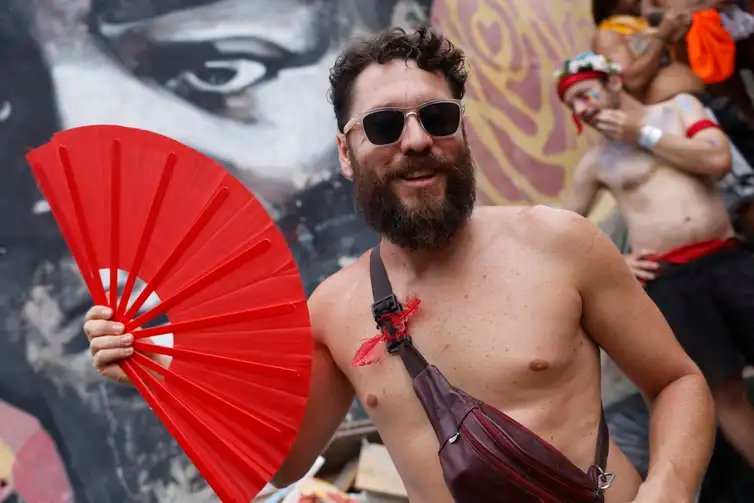 Rio de Janeiro (RJ), 08/02/2026 - O cineasta Rodrigo Freitas, participa do bloco latino tradicional do Rio, Bésame Mucho, desce ladeira do morro da Providência, no centro da cidade, com o tema da imigração e a revolta contra as sanções e perseguições impostas pelos Estados Unidos.
Foto: Tânia Rêgo/Agência Brasil