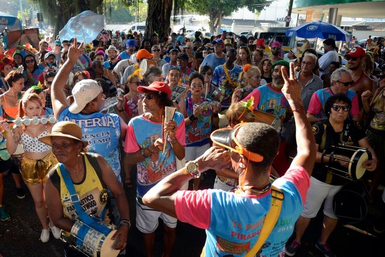 Tomaz Silva/Agência Brasil Bloco Tá Pirando, Pirado, Pirou! desfila na Urca, zona sul do Rio no domingo de pré-carnaval