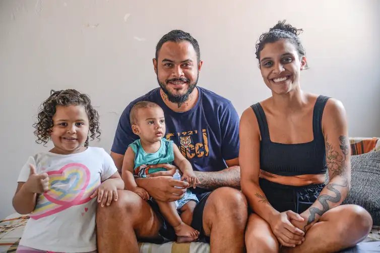 Tomaz Silva/Agência Brasil Rio de Janeiro (RJ), 16/02/2026 - Foto feita em 21/08/2023 – A família do bebê Murillo Luiz Martins, sua irmã Maria Helena Martins, os pais Patrick Rodrigues Viana e Danielly Martins durante atendimento para vacinação em residência, em Irajá, na zona norte da capital fluminense. Foto: Tomaz Silva/Agência Brasil