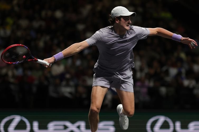 Paris, 28/10/2025 - Tenista João Fonseca durante partida de estreia no Marters 1000 de ParisFoto: RolexPMasters/X