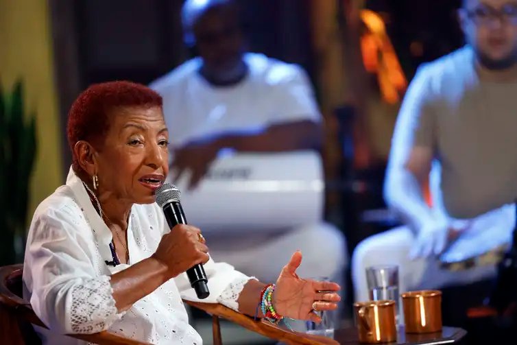 Rio de Janeiro (RJ)24/09/2024 – A cantora Leci Brandão participa do programa Samba na Gamboa, da TV Brasil, apresentado por Teresa Cristina. Foto: Fernando Frazão/Agência Brasil