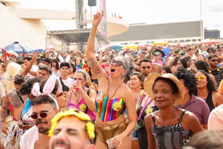 Fabio Rodrigues-Pozzebom/ Agência Brasil Brasília (DF) 02/03/2025 Bloco das Montadas reune diversos foliões na área externa do Museu Nacional da República Foto: Fabio Rodrigues-Pozzebom/ Agência Brasil