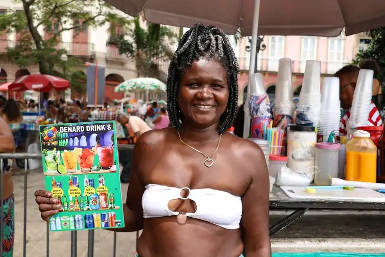 Tomaz Silva/Agência Brasil Rio de Janeiro (RJ), 05/01/2025 – A vendedora ambulante, Jaqueline dos Santos Pereira com sua barraca na Rua do Mercado, no centro do Rio de Janeiro. Foto: Tomaz Silva/Agência Brasil