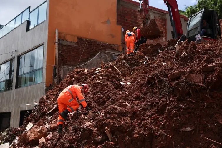 Juiz de Fora (MG), 25/02/2026 – Bombeiros retiram corpo de escombros após fortes chuvas no bairro Cerâmica, na zona sudeste de Juiz de Fora. Foto: Tomaz Silva/Agência Brasil