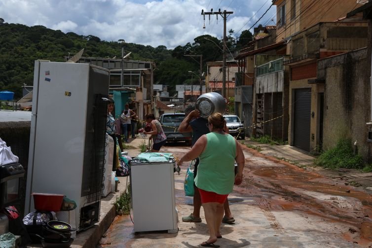 Juiz de Fora (MG), 25/02/2026 – Moradores retiram móveis de suas casas  após fortes chuvas no bairro Cerâmica, na zona sudeste de Juiz de Fora. Foto: Tomaz Silva/Agência Brasil