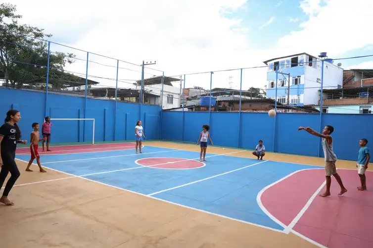 Tomaz Silva/Agência Brasil Juiz de Fora (MG), 25/02/2026 – Crianças brincam na quadra da Escola Municipal Murilo Mendes, no Alto do Grajaú, em Juiz de Fora. Foto: Tomaz Silva/Agência Brasil