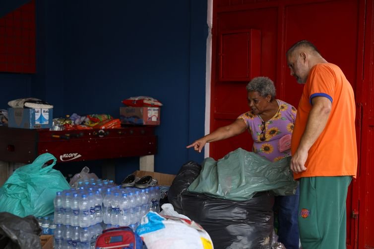 Tomaz Silva/Agência Brasil Juiz de Fora (MG), 25/02/2026 –Voluntários recebem doações na Escola Municipal Murilo Mendes, no Alto do Grajaú, em Juiz de Fora. Foto: Tomaz Silva/Agência Brasil