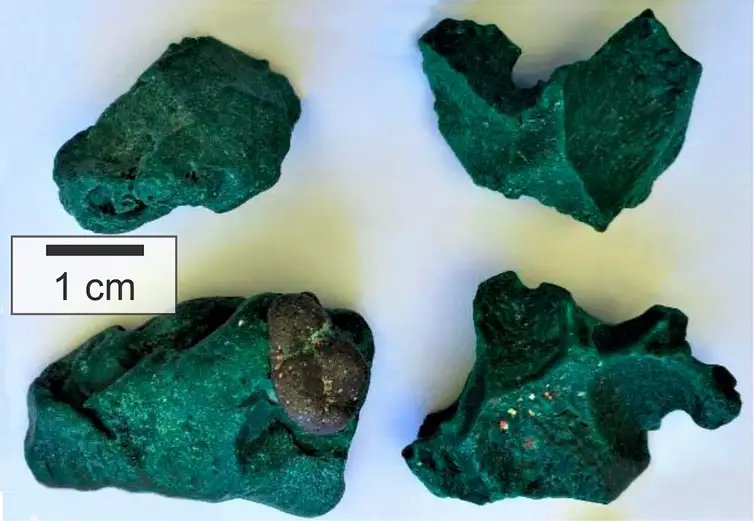 Rochas de plástico chegam a ninhos de tartarugas em ilha brasileira. Estudo aponta risco de fragmentos permanecerem no ciclo geológico. Foto: Fernanda Avelar Santos/Divulgação