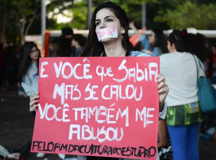 São Paulo - Ato Por Todas Elas reúne mulheres no vão-livre do Museu de Arte de São Paulo, na Avenida Paulista, para mais um protesto contra o estupro  (Rovena Rosa/Agência Brasil) 