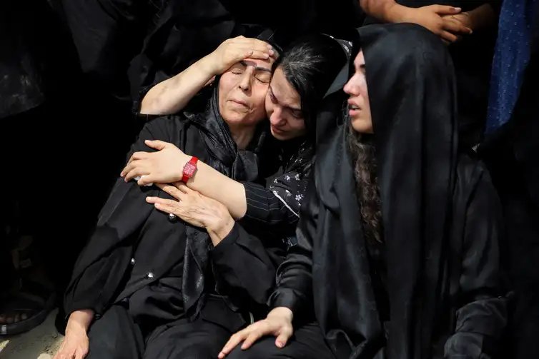 Amirhossein Khorgooei/ISNA/WANA/ Reuters/ Proibido reprodução Women react during the funeral of the victims following a reported strike on a school, amid the U.S.-Israeli conflict with Iran, in Minab, Iran, March 3, 2026. Amirhossein Khorgooei/ISNA/WANA (West Asia News Agency) via REUTERS ATTENTION EDITORS - THIS PICTURE WAS PROVIDED BY A THIRD PARTY. REFILE – REMOVING ATTRIBUTION TO STRIKE