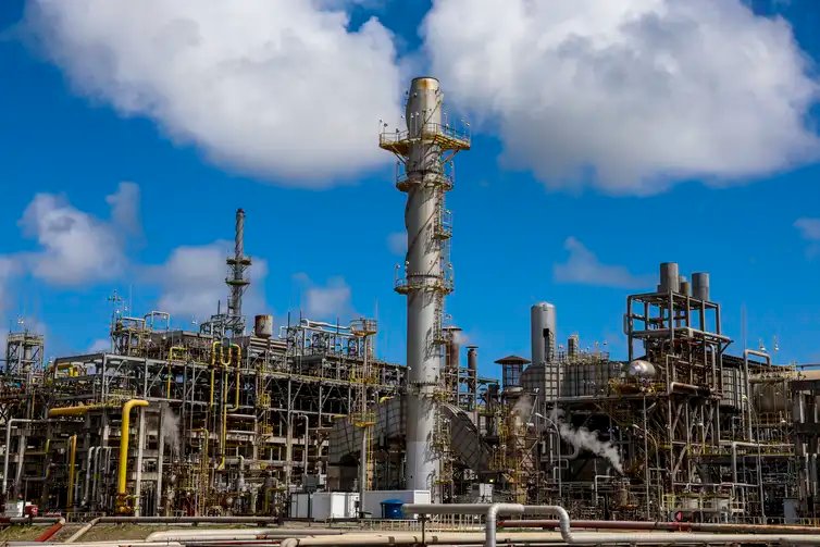 Ipojuca (PE) 01/11/2024 – As unidades de hidrotratametno de nafta e de geração de hidrogênio da Refinaria Abreu e Lima (RNEST), da Petrobras, trabalham para reduzir os teores de enxofre e componentes instáveis no combustível. O Trem 1 da RNEST vai passar por 