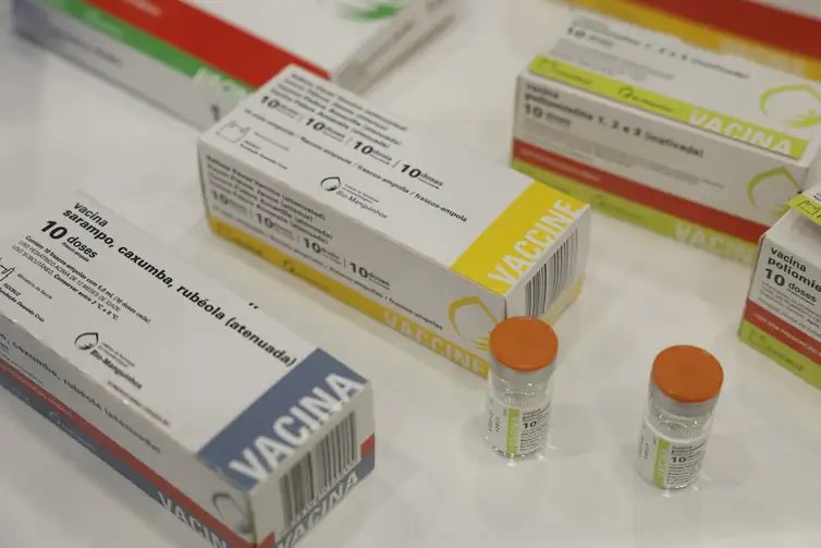 Rio de Janeiro (RJ), 07/05/2025 – Vacinas de poliomelite, sarampo; caxumba e rubéola produzidas por Bio-Manguinhos/Fiocruz, exibidas no 9º Simpósio Internacional de Imunobiológicos. Foto: Fernando Frazão/Agência Brasil