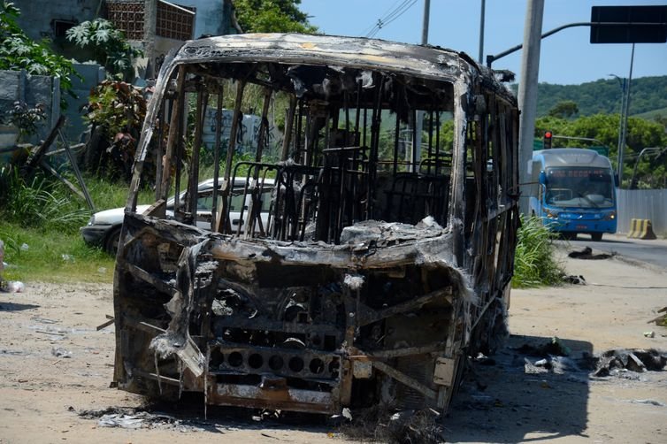 Tomaz Silva/Agência Brasil Rio de Janeiro (RJ), 24/10/2023 – Carcaça de ônibus incendiado na Estrada Santa Veridiana, em Santa Cruz, zona oeste da capital fluminense. Foto: Tomaz Silva/Agência Brasil