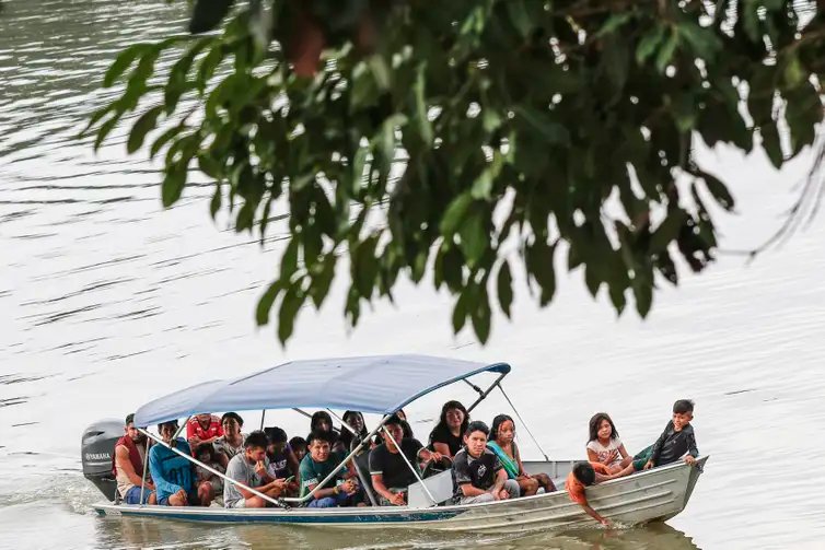 Bruno Peres/Agência Brasil Território indígena Apyterewa (PA), 16/12/2025 - Povo Parakanã na Aldeia Apyterewa, onde acontece a ação de desintrusão no território indígena Apyterewa, é realizada de forma integrada, com participação do Ministério dos Povos Indígenas, Funai, Abin, Ibama, Força Nacional, polícias Civil e Militar do Pará e da Agência de Defesa Agropecuária do estado.
Foto: Bruno Peres/Agência Brasil