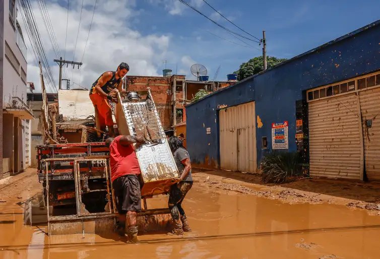 Tânia Rego/Agência Brasil 01/03/2026 - Ubá (MG) - Estragos devido às fortes chuvas e transbordamento do Rio Ubá, na região central da cidade. Foto: Tânia Rego/Agência Brasil