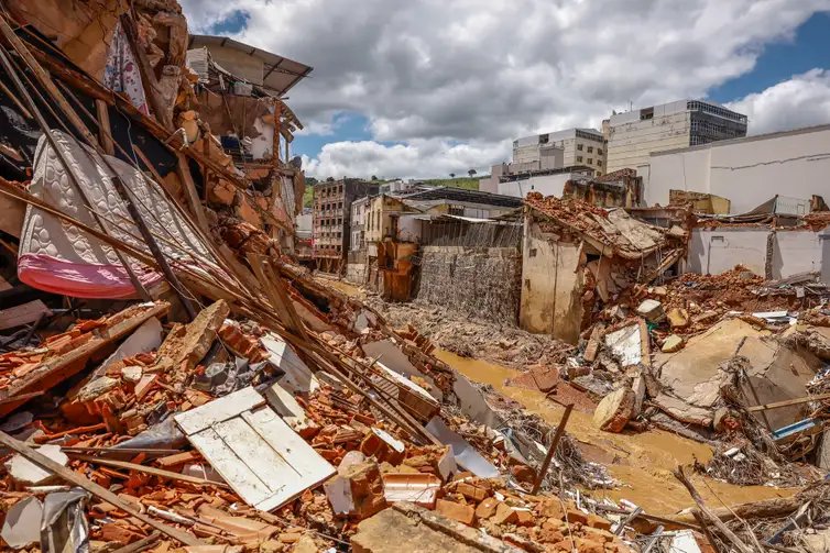 Tânia Rego/Agência Brasil 01/03/2026 - Ubá (MG) - Estragos devido às fortes chuvas e transbordamento do Rio Ubá, na região central da cidade. Foto: Tânia Rego/Agência Brasil