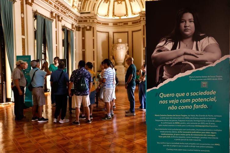 Tânia Rêgo/Agência Brasil Rio de Janeiro (RJ), 17/03/2026 - Palácio Tiradentes recebe exposição de conscientização sobre a Neuromielite Óptica. A exposição “Neuromielite Óptica – Você não vê, mas eu sinto” é resultado de parceria entre a Frente Parlamentar de Doenças Raras da ALERJ, a Subdiretoria-Geral de Cultura da ALERJ e a NMO Brasil. Foto: Tânia Rêgo/Agência Brasil