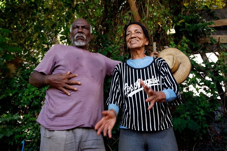 Rio de Janeiro (RJ), 26/03/2026 - Tio Dadá e Tia Vera, cuidadores da horta comunitária do programa Hortas Cariocas, no Salgueiro. Hortas agroecológicas e ancestrais no Morro do Salgueiro, zona norte da cidade. Foto: Tânia Rêgo/Agência Brasil