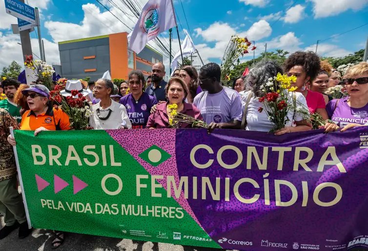 Sao Paulo (SP)-01/03/2026.  
Um ato no domingo em memória de Tainara Souza
Santos, de 31 anos, que morreu após ser atropelada e arrastada pelo ex-companheiro em São Paulo, irá marcar o início das mobilizações pelo Dia Internacional das Mulheres. 
Organizado pelo Ministério das Mulheres, o local escolhido para o ato é a Marginal Tietê, na zona norte da cidade de São Paulo, onde Tainara foi agredida, atropelada pelo ex-companheiro Douglas Alves da Silva e arrastada por mais de 1 quilômetro ao ficar presa ao carro dele, em 29 de novembro do ano passado. O ato contou com a presença das
ministras Márcia Lopes, Marina Silva , Sônia Guajajara e do Ministro Paulo Teixeira e a mãe Luciane ( mãe da vítima Taynara). Foto: Paulo Pinto/Agência Brasil