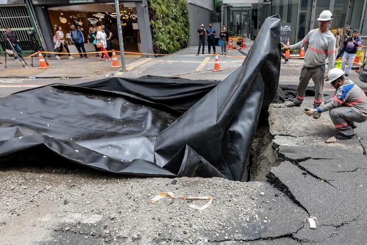 Paulo Pinto/ Agência Brasil São Paulo (SP)-02/03/2026. Explosão abre cratera na rua da Consolação na altura do número 2104, em São Paulo.
Foto: Paulo Pinto/Agência Brasil
