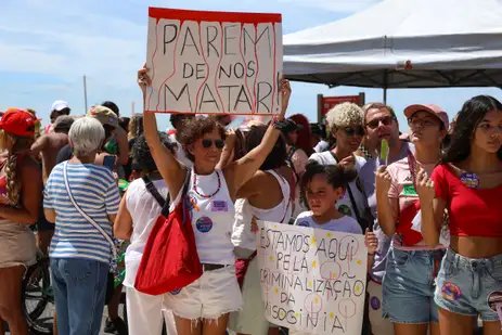 Rio de Janeiro (RJ), 08/03/2026 – Ato do Dia Internacional da Mulher ocupa a praia de Copacabana, na zona sul do Rio, pedindo o fim das violências contra as mulheres. Foto: Tomaz Silva/Agência Brasil