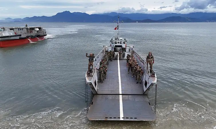 Rio de Janeiro (RJ), 23/04/2026 - FOTO DE ARQUIVO - O grupo naval francês Jeanne D`Arc realiza, no Rio de Janeiro, uma das principais missões de formação e projeção da Marinha Nacional Francesa. Mais de 1,3 mil militares franceses e brasileiros participam da ação que busca desenvolver técnicas de trabalho em comum entre Marinha e Exército franceses e a Marinha do Brasil. Foto: Marinha do Brasil/Divulgação