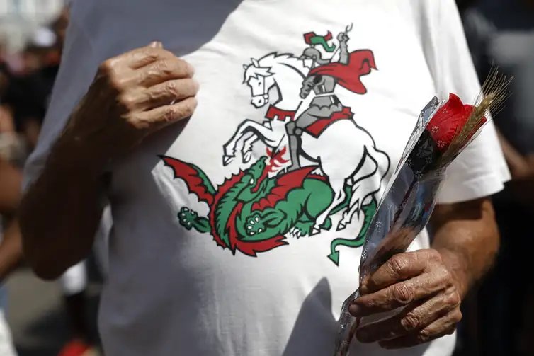 Rio de Janeiro (RJ), 23/04/2025 – Devotos participam de missa católica durante as celebrações ao Dia de São Jorge, no centro da cidade. Foto: Fernando Frazão/Agência Brasil